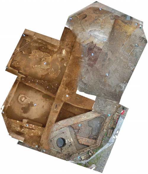 Fig. 3. Cercetările arheologice realizate la Biserica „Sfântul Dumitru-Poştă” 2021. Fotogrametrie realizată cu drona, zbor 1, 5, 13. Nivel complexe, ziduri și morminte.